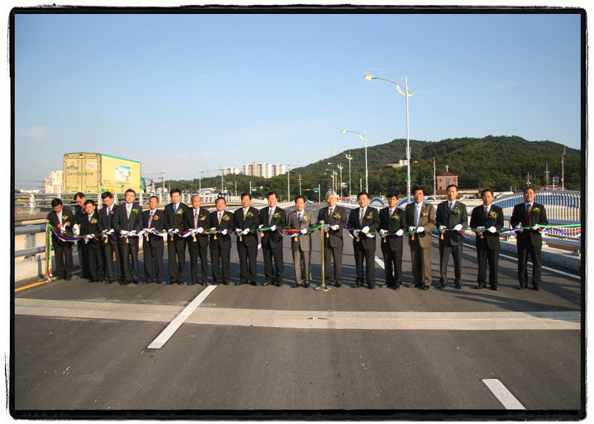 복하2교 확장공사 준공식 참석 관계자 격려