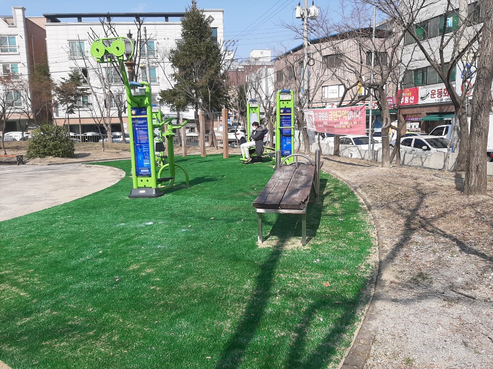 창전동 심포니 공원 정자 마루바닥 벤치로 교채 운동기구(쇠와,나무포함) 수리와 페인트 칠 완료