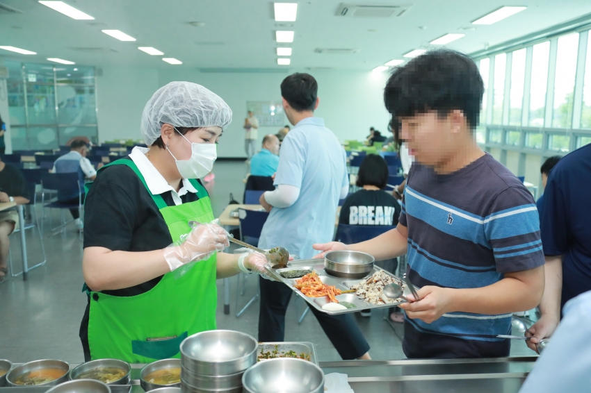 제8대 이천시의회 개원 3주년 기념 배식봉사_10